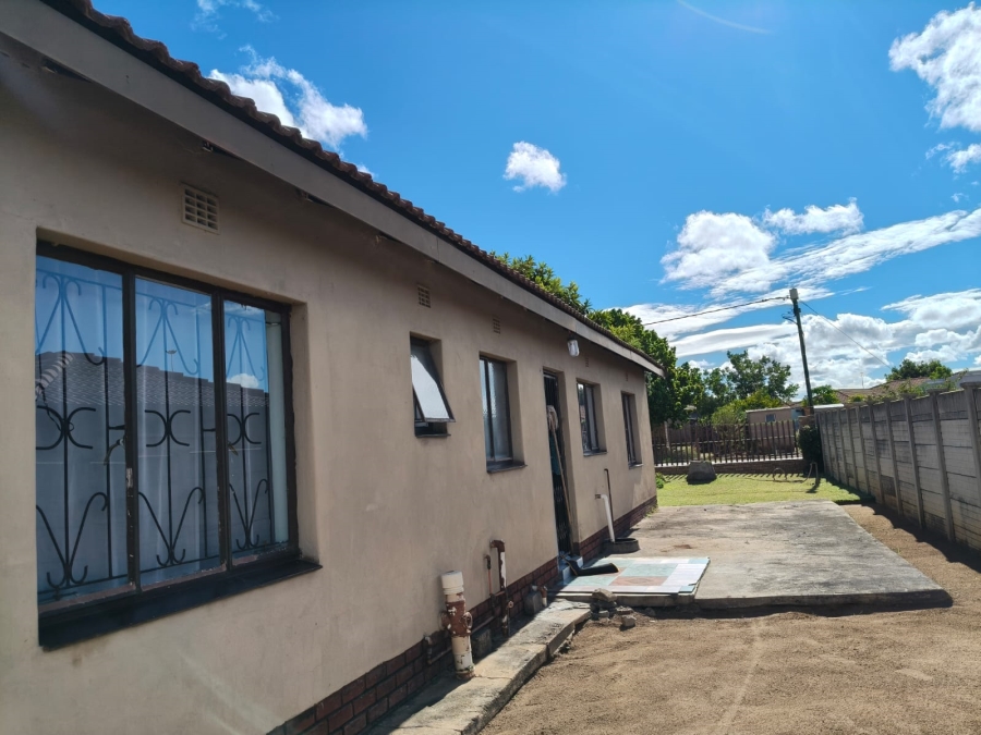 4 Bedroom Property for Sale in Monakato North West